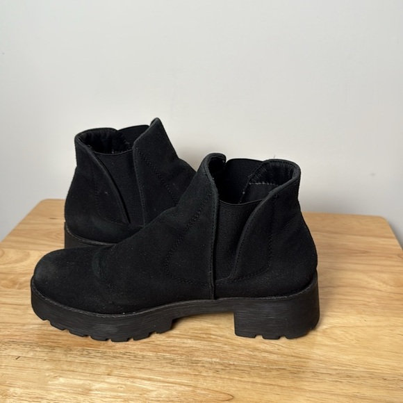 Cushionaire Women’s Black Portia Lug Bootie Faux Suede size 9M - Picture 9 of 10